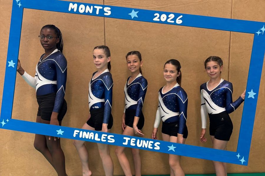 Les gymnastes du club posant dans un cadre « Monts 2026 – Finales jeunes »